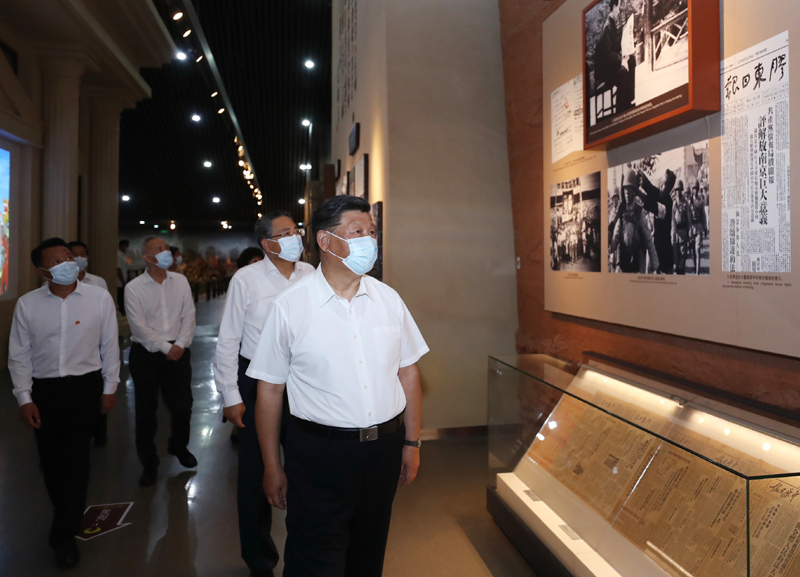 8月18日至21日,中共中央总书记、国家主席、中央军委主席习近平在安徽省考察。这是19日下午,习近平在合肥市参观渡江战役纪念馆,重温革命历史,缅怀革命先辈的丰功伟绩。