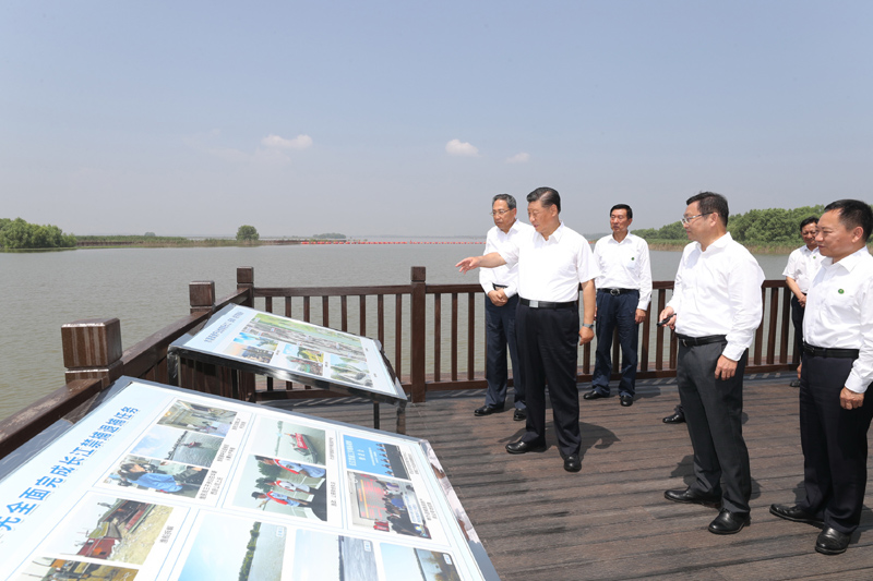 8月18日至21日,中共中央总书记、国家主席、中央军委主席习近平在安徽省考察。这是19日上午,习近平在马鞍山市薛家洼生态园,了解马鞍山市长江岸线综合整治和生态环境保护修复等情况。