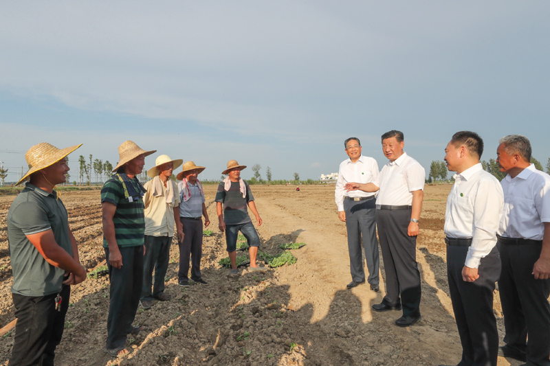 8月18日至21日,中共中央总书记、国家主席、中央军委主席习近平在安徽省考察。这是18日下午,习近平在阜阳市阜南县蒙洼蓄洪区,同正在退水地块补种蔬菜的乡亲们亲切交流。
