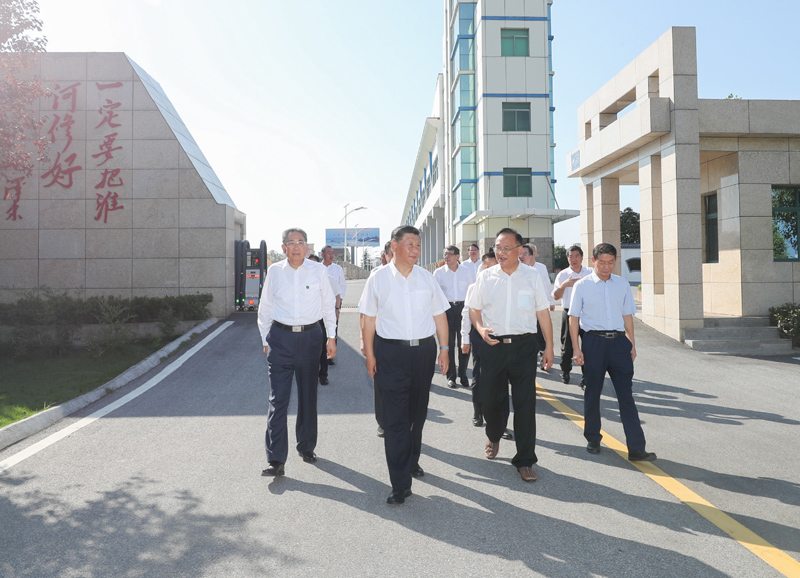 8月18日至21日,中共中央总书记、国家主席、中央军委主席习近平在安徽省考察。这是18日下午,习近平在阜阳市阜南县王家坝闸考察,了解安徽省防汛工作及王家坝开闸分洪情况。