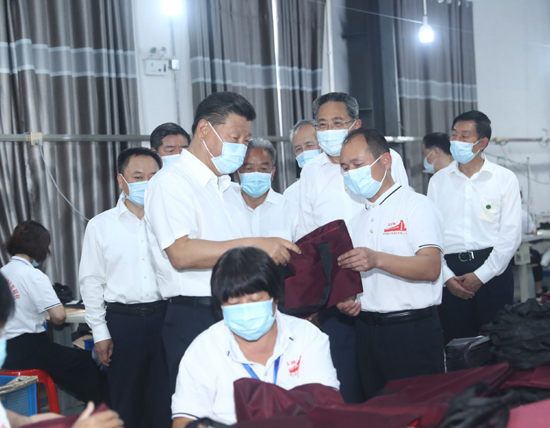 8月18日至21日,中共中央总书记、国家主席、中央军委主席习近平在安徽省考察。这是18日下午,习近平在阜阳市阜南县红亮箱包有限公司察看车间生产线,了解企业灾后恢复生产和受灾群众、贫困群众就业情况。
