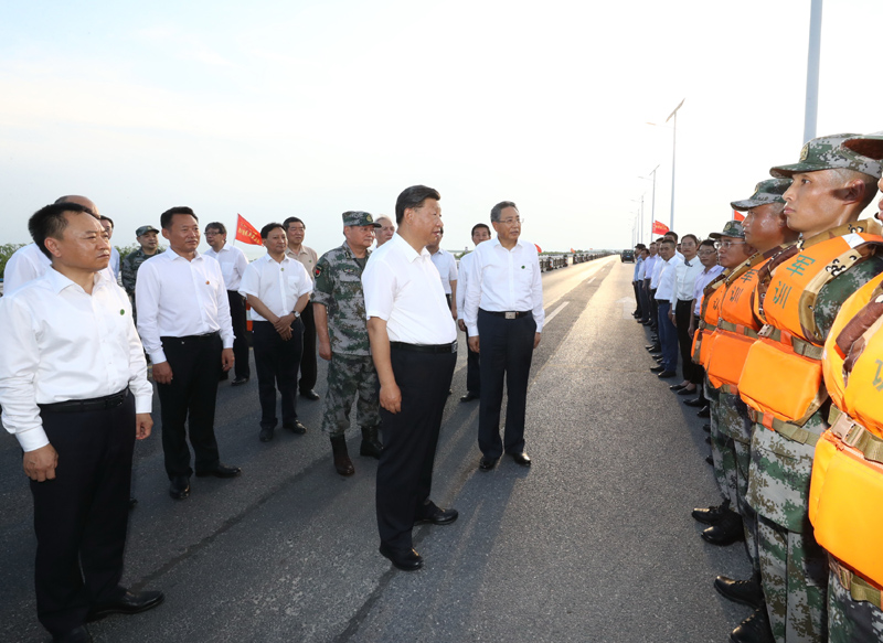 8月18日至21日,中共中央总书记、国家主席、中央军委主席习近平在安徽省考察。这是19日下午,习近平在合肥市肥东县十八联圩生态湿地蓄洪区巢湖大堤上,亲切看望慰问在防汛抗洪救灾斗争中牺牲同志的家属、防汛抗洪一线人员、先进典型代表和参加抗洪抢险的部队官兵。