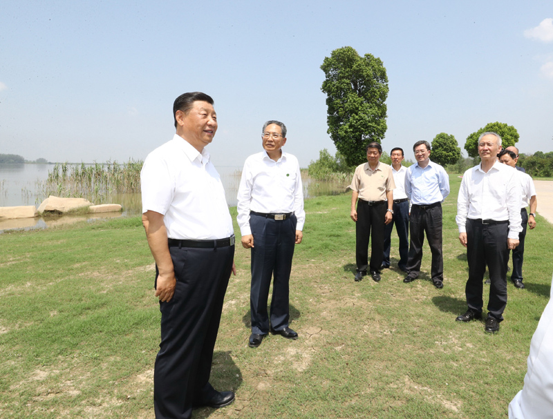 8月18日至21日,中共中央总书记、国家主席、中央军委主席习近平在安徽省考察。这是19日上午,习近平在马鞍山市薛家洼生态园,察看长江水情水势和岸线生态环境。