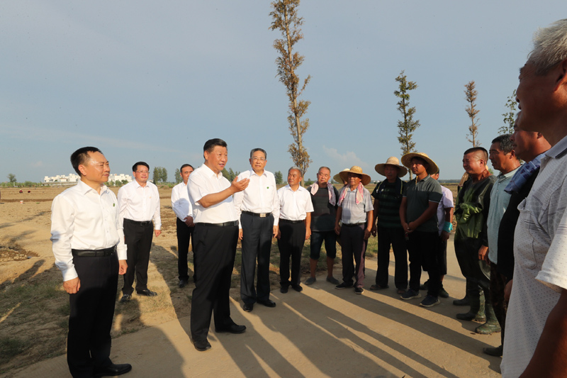8月18日至21日,中共中央总书记、国家主席、中央军委主席习近平在安徽省考察。这是18日下午,习近平在阜阳市阜南县蒙洼蓄洪区,同正在劳作的乡亲们亲切交流。