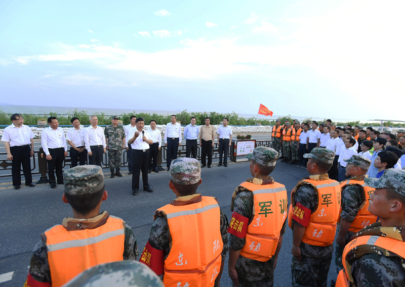 8月18日至21日,中共中央总书记、国家主席、中央军委主席习近平在安徽省考察。这是19日下午,习近平在合肥市肥东县十八联圩生态湿地蓄洪区巢湖大堤上,亲切看望慰问在防汛抗洪救灾斗争中牺牲同志的家属、防汛抗洪一线人员、先进典型代表和参加抗洪抢险的部队官兵。