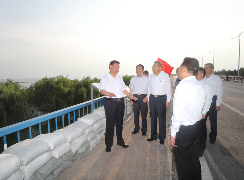 8月18日至21日,中共中央总书记、国家主席、中央军委主席习近平在安徽省考察。这是19日下午,习近平在合肥市肥东县十八联圩生态湿地蓄洪区巢湖大堤罗家疃段考察,了解当地防汛抗洪和巢湖综合治理情况。