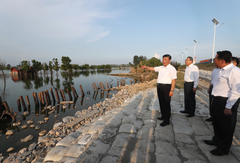 8月18日至21日,中共中央总书记、国家主席、中央军委主席习近平在安徽省考察。这是19日下午,习近平在合肥市肥东县十八联圩生态湿地蓄洪区巢湖大堤罗家疃段考察,了解巢湖主要圩口分洪和蓄洪区受灾情况。
