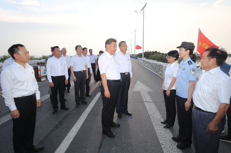 8月18日至21日,中共中央总书记、国家主席、中央军委主席习近平在安徽省考察。这是19日下午,习近平在合肥市肥东县十八联圩生态湿地蓄洪区巢湖大堤上,亲切看望慰问在防汛抗洪救灾斗争中牺牲同志的家属。